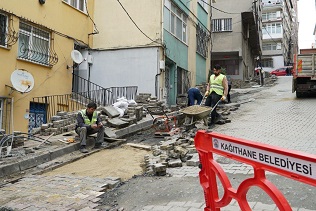 KÂĞITHANE’DE ELEKTRİK HATLARI YER ALTINA ALINIYOR